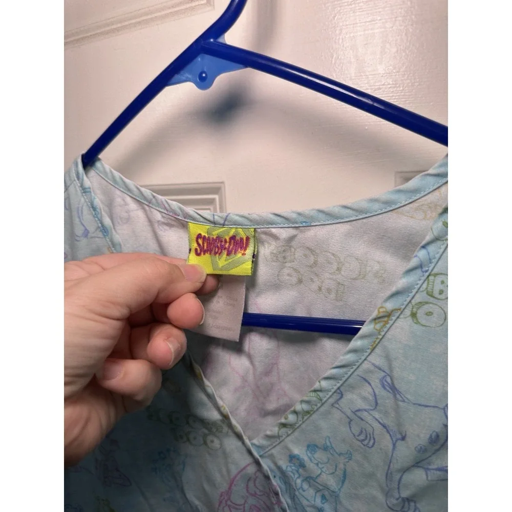 Women's Scooby Doo Scrub Top Pastel Size Medium - Picture 4 of 5